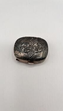 VINTAGE MERVYN'S STERLING SILVER FLORAL REPOUSSE HINGED PILL BOX